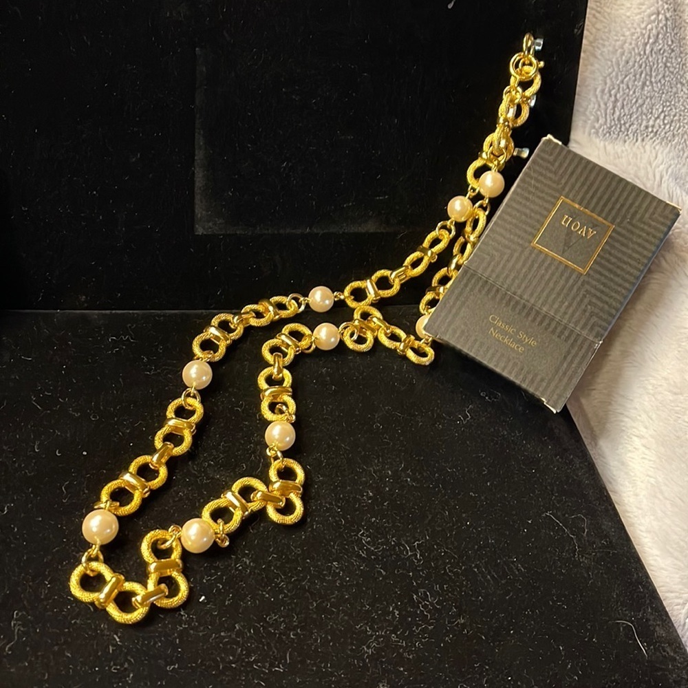 Avon -1993-Vintage Classic Style Necklace Gold and Pearlesque
